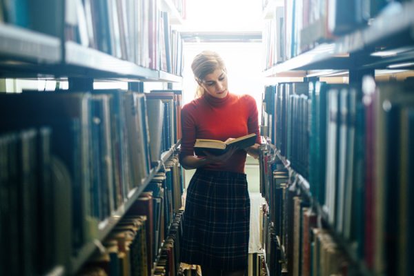 Studentin eines Orchideenfachs in Bibliothek