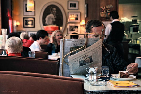Zeitungsleser in einem Wiener Kaffeehaus