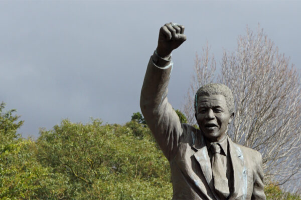 Nelson-Mandela-Statue vor dem Drakenstein Correctional Center in Südafrika (Foto: Martin Sturmer)