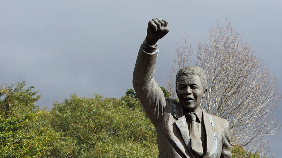 Nelson-Mandela-Statue vor dem Drakenstein Correctional Center in Südafrika (Foto: Martin Sturmer)